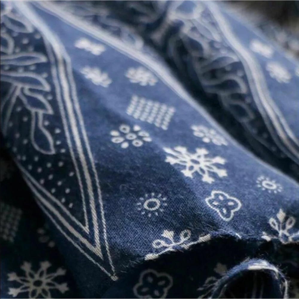 Beautiful blue and white scarf/shawl/headdress - Picture 5 of 8